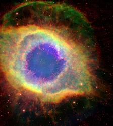 La Nebulosa de la Hélice (NGC 7293), a veces llamada El Ojo de Dios, una gran nebulosa planetaria en la constelación de Acuario. Crédito: NASA.